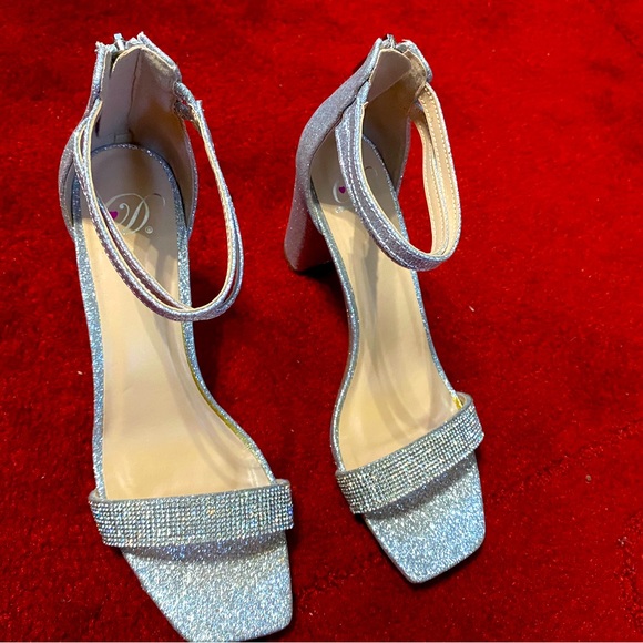 ❤️D brand. Silver. Size 9 sandals. - Picture 7 of 8